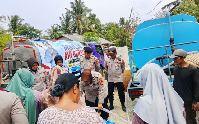 Polsek Kresek Salurkan Ribuan Liter Air Bersih untuk 100 KK di Gunung Kaler