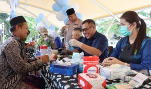 Jemaah, pedagang, dan ojol serbu layanan kesehatan gratis Satlantas Polresta Tangerang di HUT lalu lintas