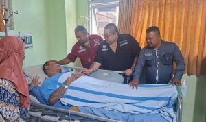 Adv. Eko Ponco Berlinang Air Mata Saat Menjenguk Sholeh, Korban Dugaan Penganiayaan dengan Linggis