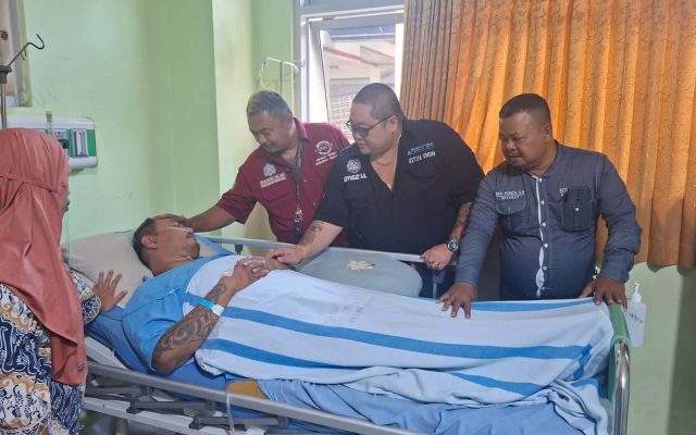 Adv. Eko Ponco Berlinang Air Mata Saat Menjenguk Sholeh, Korban Dugaan Penganiayaan dengan Linggis