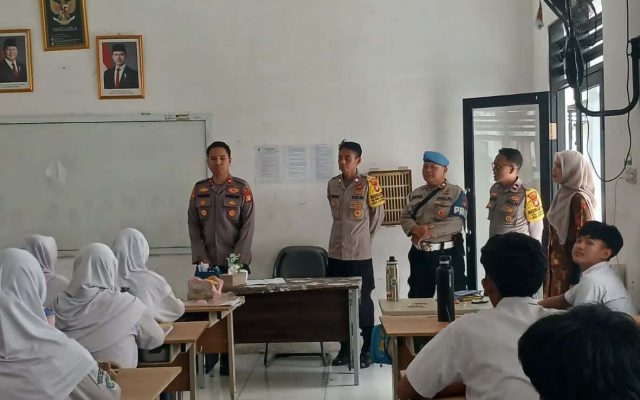 Kapolsek Cipondoh Berikan Edukasi Hukum kepada Siswa SMA Negeri 10 Kota Tangerang