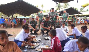 Bukan Sekadar Upacara, Pangdam XXIV/MT Duduk Bersama Rakyat Urumb, Makan Sepiring dalam Kehangatan
