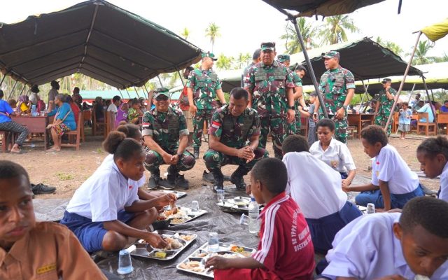 Bukan Sekadar Upacara, Pangdam XXIV/MT Duduk Bersama Rakyat Urumb, Makan Sepiring dalam Kehangatan