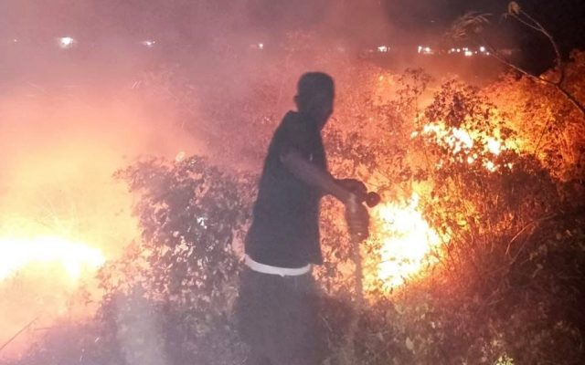 Babinsa Merauke Bersama Masyarakat, Padamkan Kebakaran Lahan di Kampung Marga Mulya Semangga 2