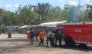Prajurit Yonif TP 860/NSK dan BPBD Waropen Latih Kesiapsiagaan Hadapi Bahaya Kebakaran