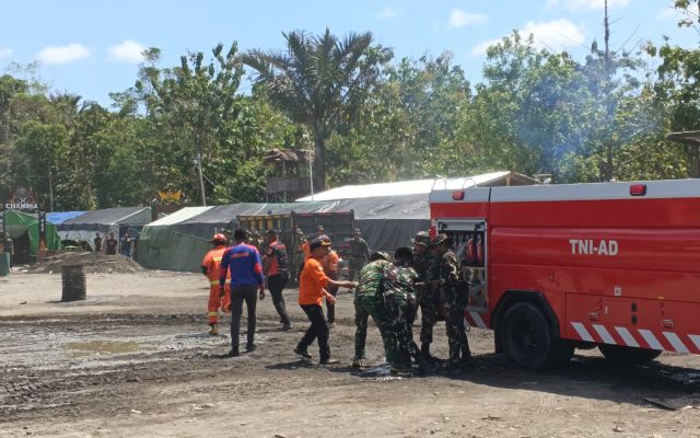 Prajurit Yonif TP 860/NSK dan BPBD Waropen Latih Kesiapsiagaan Hadapi Bahaya Kebakaran