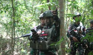 Patroli Patok Lahan, Prajurit Yonif TP 860/NSK Pastikan Batas Wilayah Batalyon Tetap Aman
