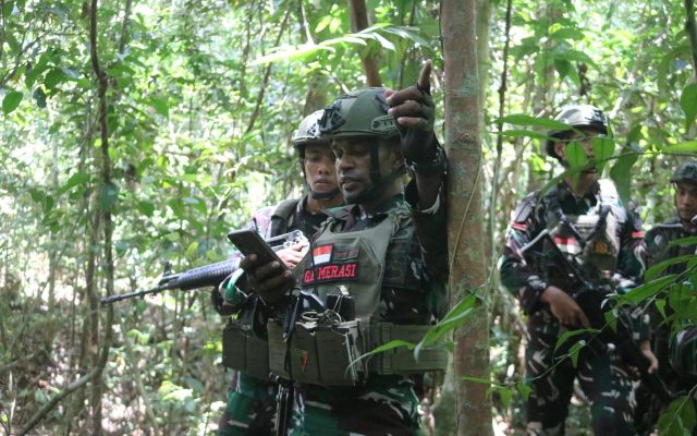 Patroli Patok Lahan, Prajurit Yonif TP 860/NSK Pastikan Batas Wilayah Batalyon Tetap Aman