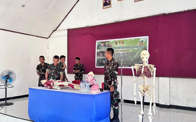 Prajurit Yonif TP 860/NSK Latih Siswa SMA Negeri 1 Waren Bantuan Hidup Dasar, Ajarkan Cara Selamatkan Nyawa Saat Darurat