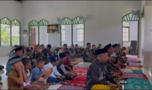 Prajurit Yonif TP 860/NSK Salat Jumat Bersama Warga di Masjid Al-Falah, Pererat Kemanunggalan TNI dan Rakyat
