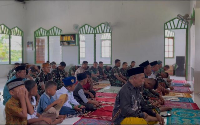 Prajurit Yonif TP 860/NSK Salat Jumat Bersama Warga di Masjid Al-Falah, Pererat Kemanunggalan TNI dan Rakyat