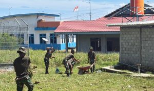 Prajurit Yonif TP 860/NSK Bersihkan Musholla Al Musafirin di Pelabuhan Pindemani Waren, Wujud Nyata Kemanunggalan TNI dan Rakyat