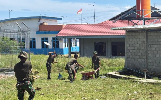 Prajurit Yonif TP 860/NSK Bersihkan Musholla Al Musafirin di Pelabuhan Pindemani Waren, Wujud Nyata Kemanunggalan TNI dan Rakyat