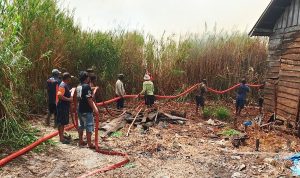 Babinsa, Damkar dan Masyarakat, Gotong Royong Berhasil Padamkan Api di Kampung Yaba Maru Merauke