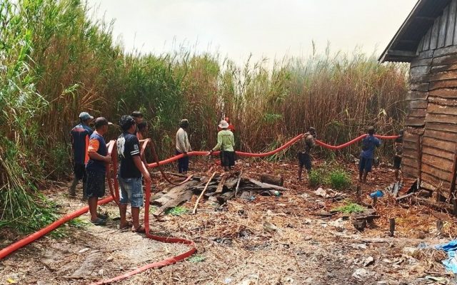 Babinsa, Damkar dan Masyarakat, Gotong Royong Berhasil Padamkan Api di Kampung Yaba Maru Merauke