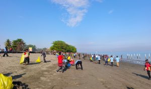 Yonif TP 804/DBAY Berpartisipasi dalam Karya Bhakti Pembersihan Pantai Nabire dalam Rangka HUT TNI AL dan RRI