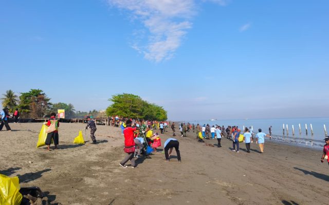 Yonif TP 804/DBAY Berpartisipasi dalam Karya Bhakti Pembersihan Pantai Nabire dalam Rangka HUT TNI AL dan RRI