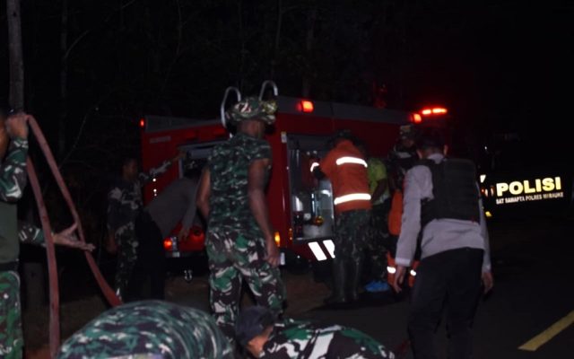 Personel Kodim dan Polres, Bahu Membahu Padamkan Kebakaran Hutan di Yanggandur Merauke