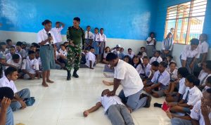 Tim Kesehatan Yonif TP 804/DBAY Bersama Denkesyah Nabire Gelar Sosialisasi BHD di SMA YPBI Sion Nabire