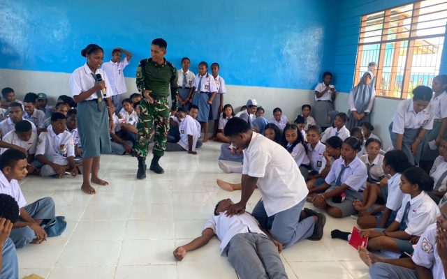 Tim Kesehatan Yonif TP 804/DBAY Bersama Denkesyah Nabire Gelar Sosialisasi BHD di SMA YPBI Sion Nabire