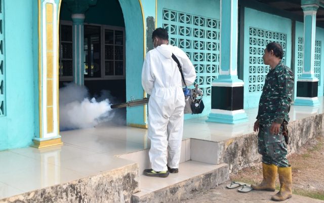 Cegah DBD dan Malaria, Kodim 1707/Merauke Bersama Denkesyah Lakukan Fogging di Lingkungan Asrama