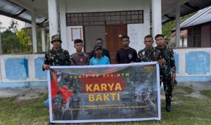 Kemanunggalan TNI dan Rakyat, Prajurit Yonif TP 809/NTM Bersama Warga Gotong Royong Bersihkan Balai Desa Kasukwe