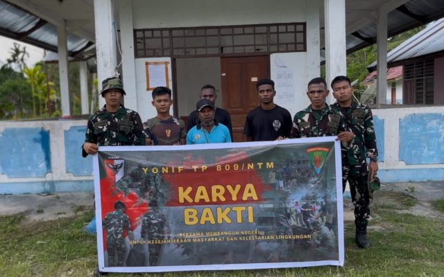 Kemanunggalan TNI dan Rakyat, Prajurit Yonif TP 809/NTM Bersama Warga Gotong Royong Bersihkan Balai Desa Kasukwe