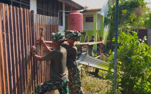 Peduli Pendidikan, Yonif TP 860/NSK Bersama Warga Benahi Fasilitas SMP Islam At Taqwa Urei Faisei