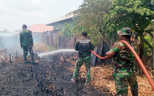 Padamkan Kebakaran, Kodim 1707/Merauke Cegah Api Merambat ke Permukiman Warga di Ternate