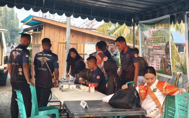 Ditengah Keramaian CFD Masyarakat Nabire Hadir Pelayanan Cek Kesehatan Gratis Dari Tim Kesehatan Yonif TP 804/DBAY