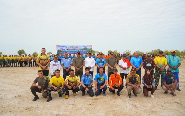 Tanam 1.000 Mangrove di Pantai Payum, Pangdam XXIV/MT: Rawat Alam, Jaga Masa Depan Papua Selatan