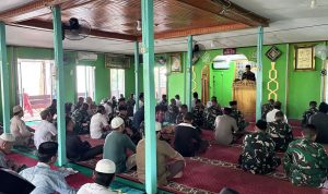 Prajurit Yonif TP 860/NSK Sholat Jumat Bersama Warga di Masjid Nurul Anwar Waropen