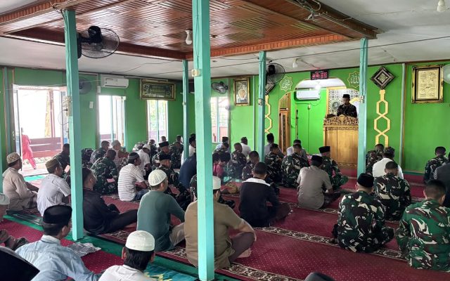 Prajurit Yonif TP 860/NSK Sholat Jumat Bersama Warga di Masjid Nurul Anwar Waropen