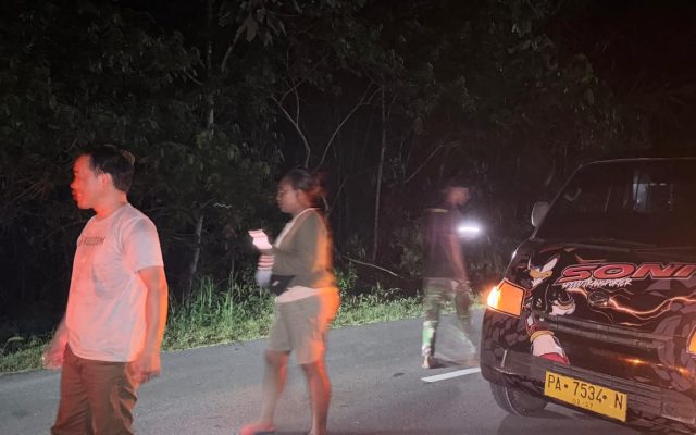 Gerak Cepat di Tengah Malam, Prajurit Yonif TP 860/NSK Bantu Warga Usaiwa Atasi Kendaraan Bermasalah