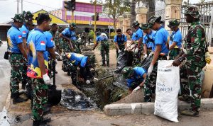 Semangat HUT ke-81 TNI, Ratusan Prajurit Bersama Instansi di Merauke Bersihkan Pasar Wamanggu