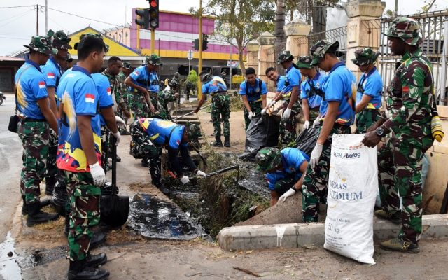 Semangat HUT ke-81 TNI, Ratusan Prajurit Bersama Instansi di Merauke Bersihkan Pasar Wamanggu
