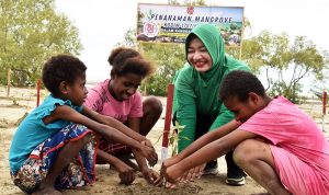 Menjaga Pantai dan Masa Depan, Personel Kodim 1707/Merauke Bersama Masyarakat Tanam Mangrove di Pantai Payum