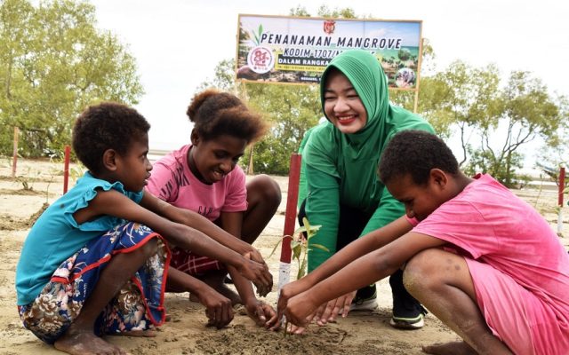 Menjaga Pantai dan Masa Depan, Personel Kodim 1707/Merauke Bersama Masyarakat Tanam Mangrove di Pantai Payum