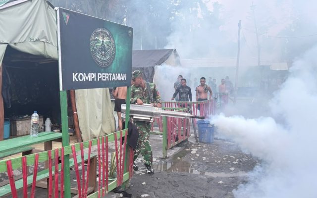 Cegah Malaria dan DBD, Yonif TP 860/NSK Lakukan Fogging di Markas Satuan