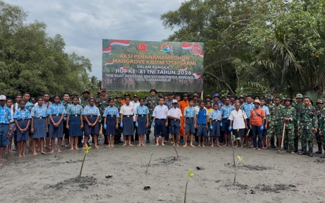 Yonif TP 809/NTM Bersama Masyarakat dan Pelajar Tanam Mangrove di Pantai Kodok Sarmi