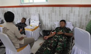 Bakti Kesehatan TNI Personel Yonif TP 820/DAAI Berpartisipasi Dalam Donor Darah Di Kodim 1710/Mimika