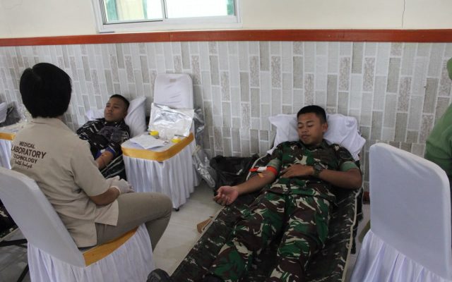 Bakti Kesehatan TNI Personel Yonif TP 820/DAAI Berpartisipasi Dalam Donor Darah Di Kodim 1710/Mimika
