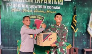 Peringati HUT ke-71 Lalu Lintas, Polres Waropen Bagikan Helm dan Edukasi Prajurit Yonif TP 860/NSK