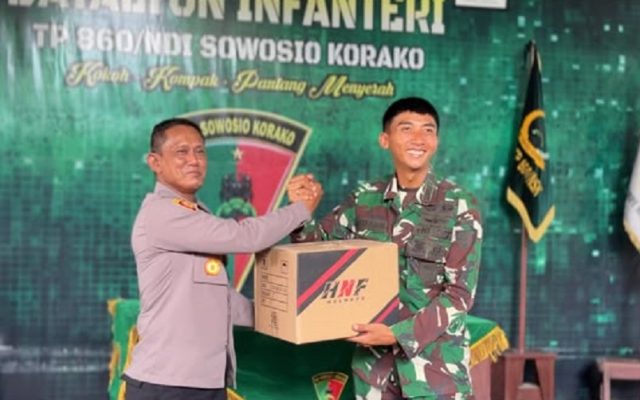 Peringati HUT ke-71 Lalu Lintas, Polres Waropen Bagikan Helm dan Edukasi Prajurit Yonif TP 860/NSK