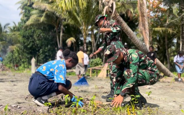 Yonif TP 809/NTM Gelar Karya Bakti Bersihkan Pantai Kodok Sarmi