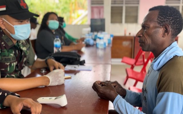 Yonif TP 809/NTM Gelar Bakti Kesehatan Bersama Puskesmas dan Kodim Sarmi