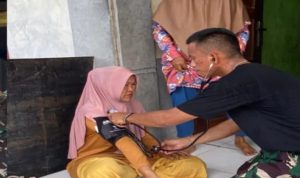 Yonif TP 860/NSK Gelar SI CEPAT, Prajurit Datangi Rumah Warga Berikan Layanan Kesehatan Gratis