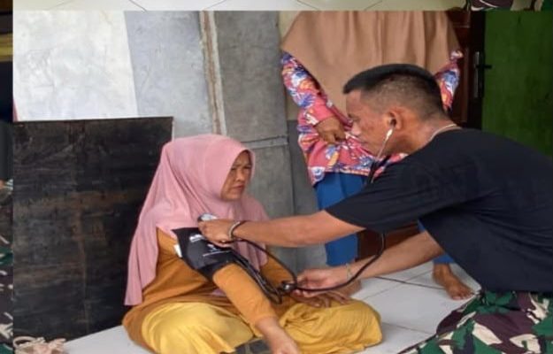 Yonif TP 860/NSK Gelar SI CEPAT, Prajurit Datangi Rumah Warga Berikan Layanan Kesehatan Gratis