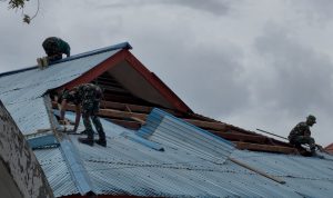 Yonif TP 809/NTM Bersama Bupati Sarmi Gotong Royong Persiapkan Renovasi Kantor Klasis Sarmi Barat