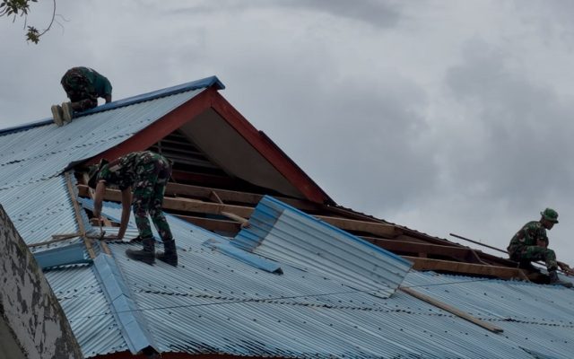 Yonif TP 809/NTM Bersama Bupati Sarmi Gotong Royong Persiapkan Renovasi Kantor Klasis Sarmi Barat